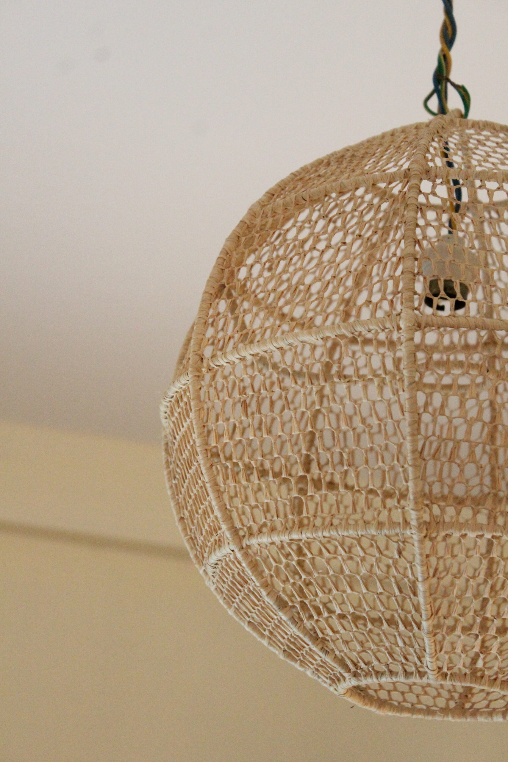Hand-crafted hanging lamp in raffia - Image 2