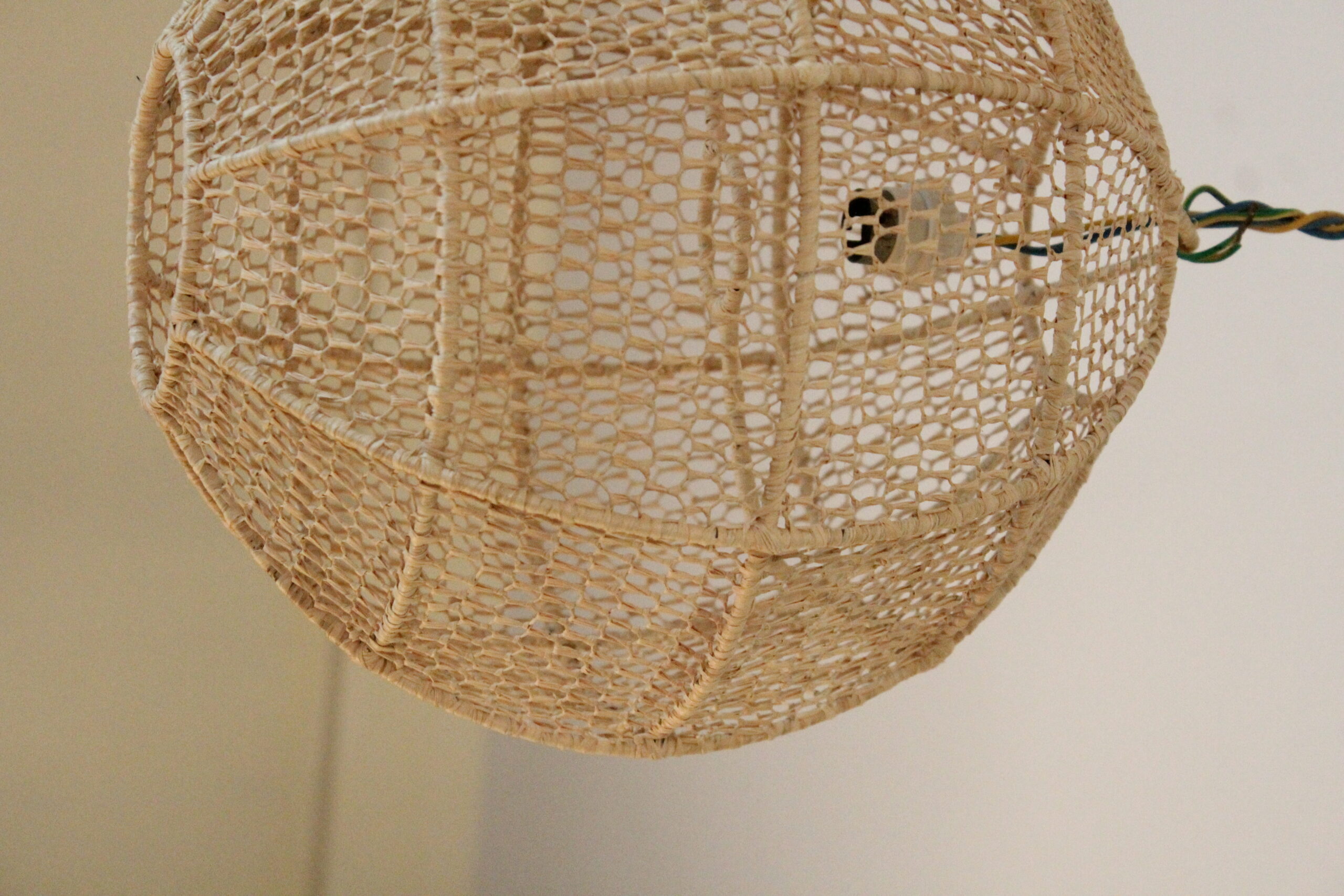 Hand-crafted hanging lamp in raffia - Image 4