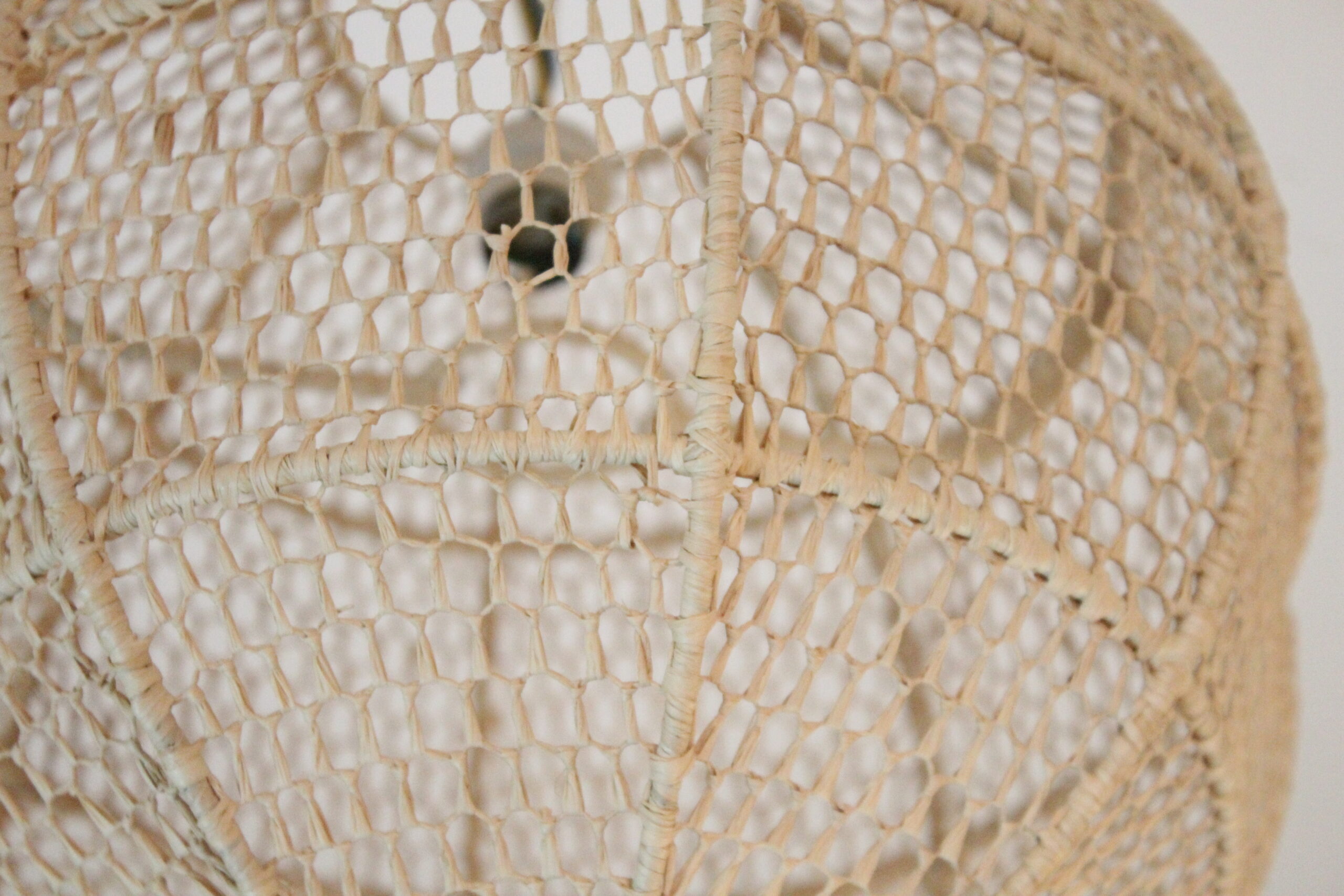 Hand-crafted hanging lamp in raffia - Image 3